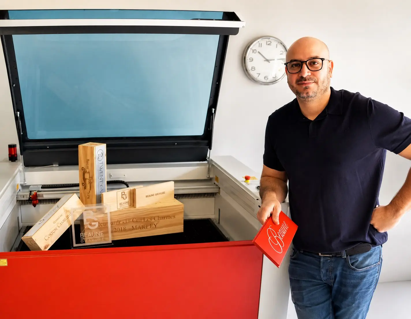 Établi de l’atelier avec plusieurs pièces personnalisées en cours de finition