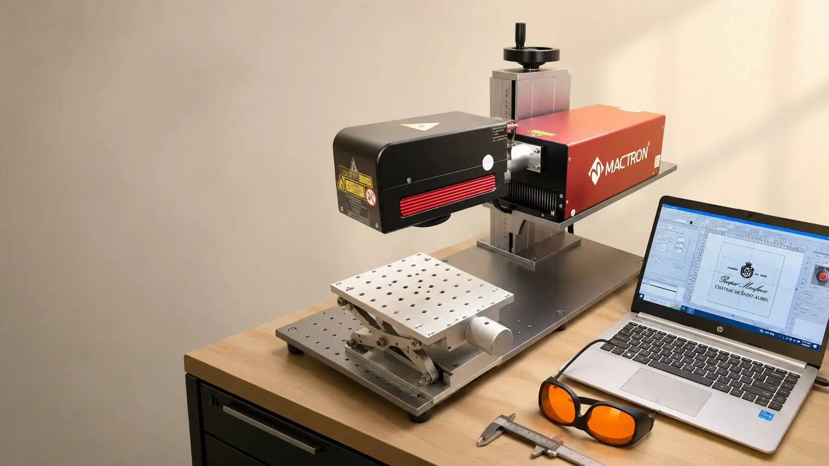 Poste de marquage laser du studio, avec son ordinateur de préparation et les lunettes de protection