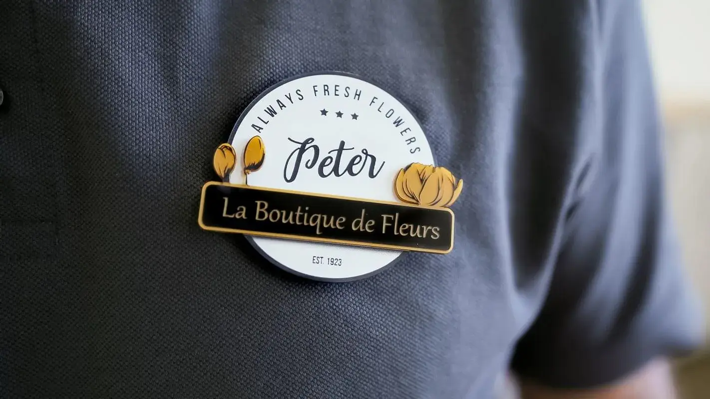 Badge nominatif professionnel gravé et découpé