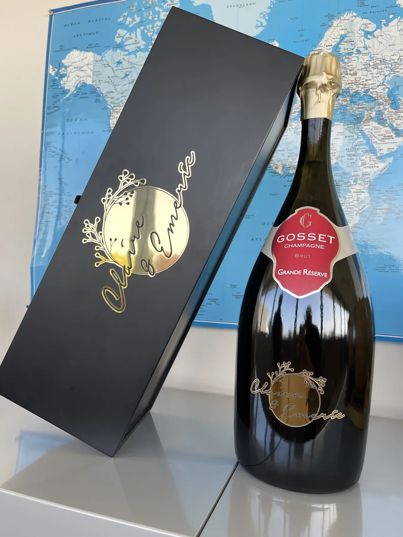 Bouteille de champagne et coffret noir personnalisés avec un motif doré