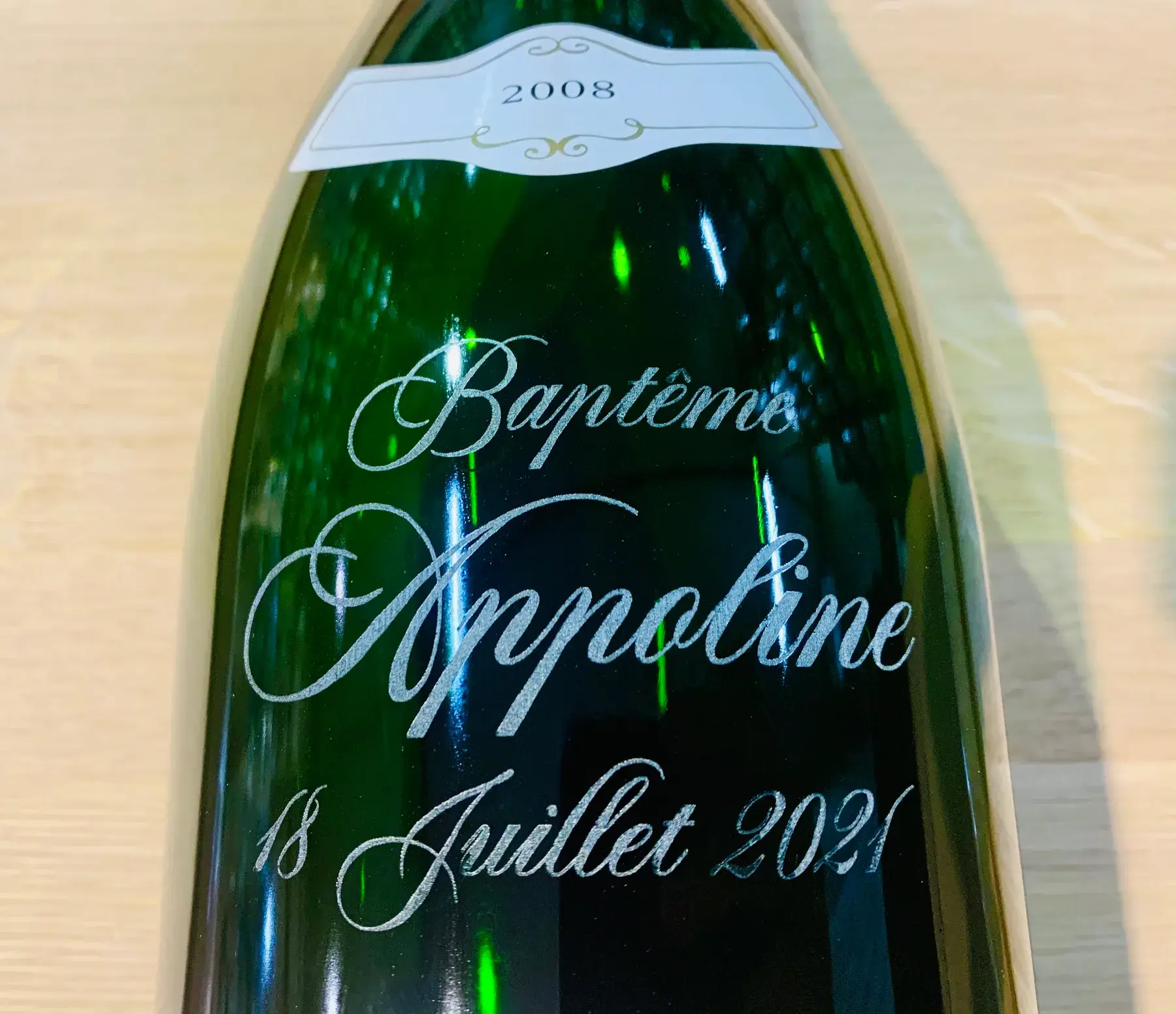 Bouteille de vin gravée avec un prénom et une date de baptême