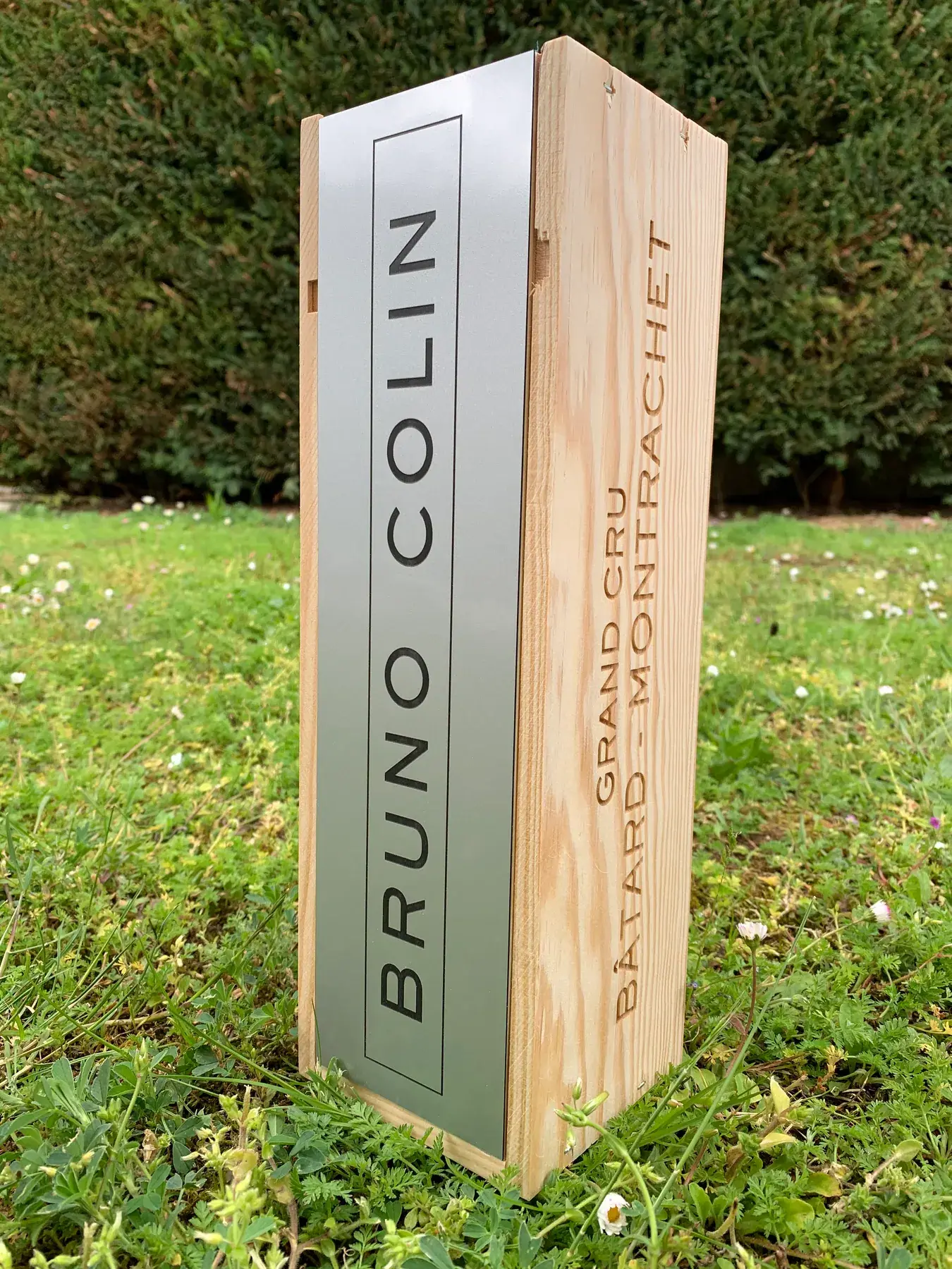 Caisse de vin en bois gravée au nom d’un domaine viticole de la Côte de Beaune