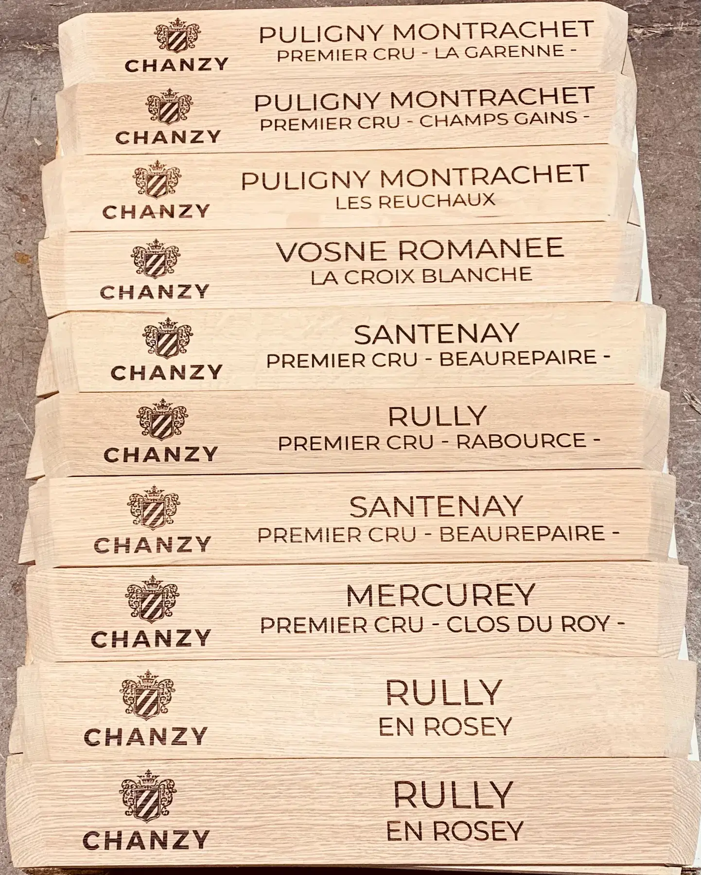 Caisses de vin en bois gravées avec des noms d’appellations de Bourgogne