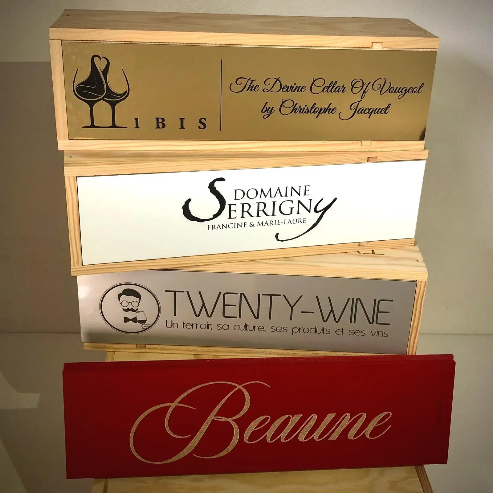 Caisses à vin en bois personnalisées avec les logos de plusieurs domaines viticoles