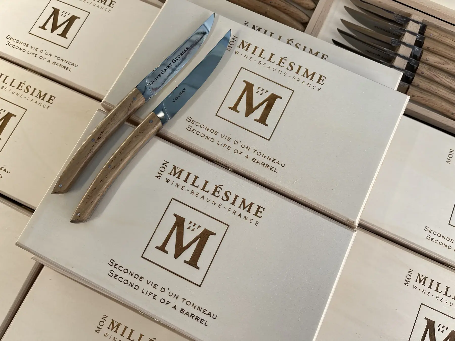 Couteaux gravés accompagnés de coffrets personnalisés pour un domaine viticole