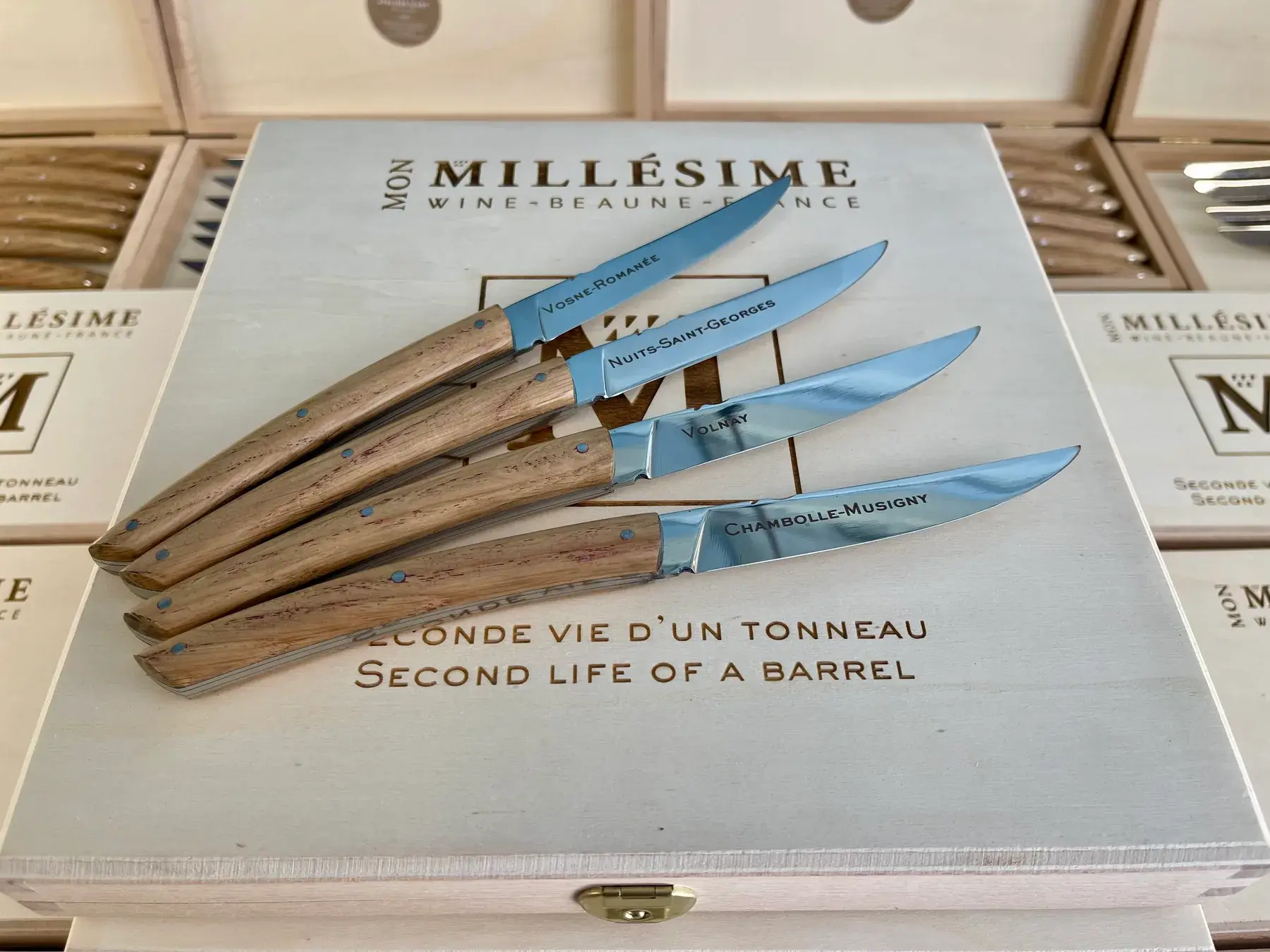 Coffret bois personnalisé avec des couteaux gravés aux noms d’appellations de Bourgogne