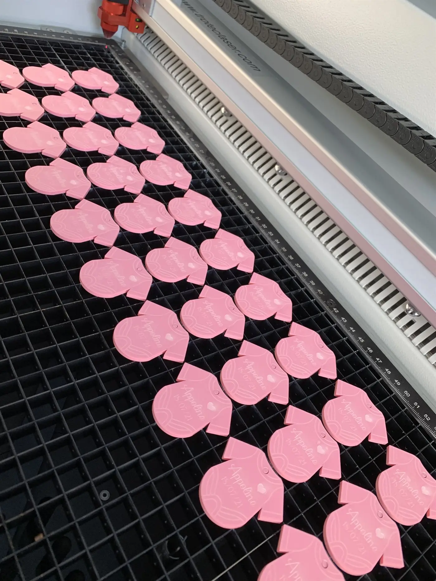 Pièces découpées au laser dans du plexiglass rose
