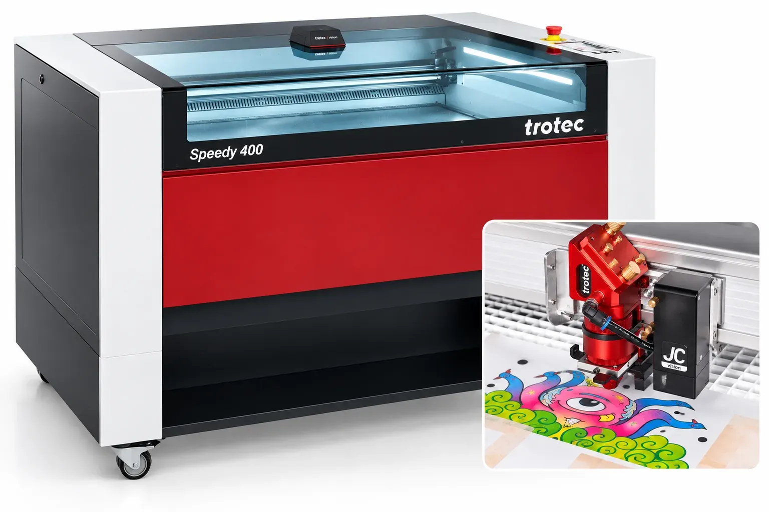 Graveuse laser Trotec Speedy 400, capot relevé sur son plateau de découpe ; en médaillon, la tête Print & Cut et sa caméra de repérage au-dessus d’une planche imprimée en couleur