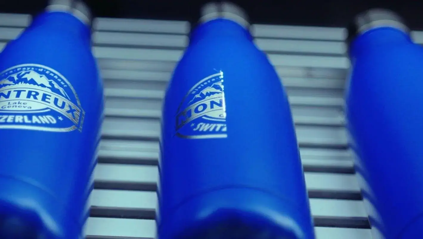 Gourdes bleues personnalisées en série par marquage laser