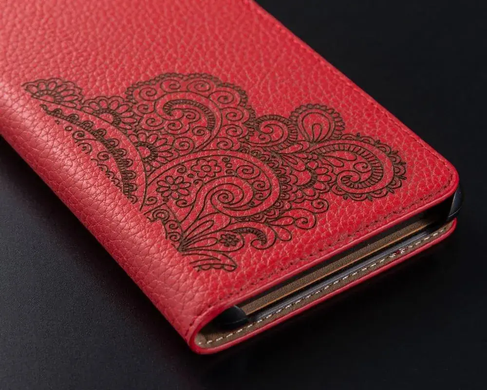 Étui rouge en cuir gravé avec un motif floral détaillé