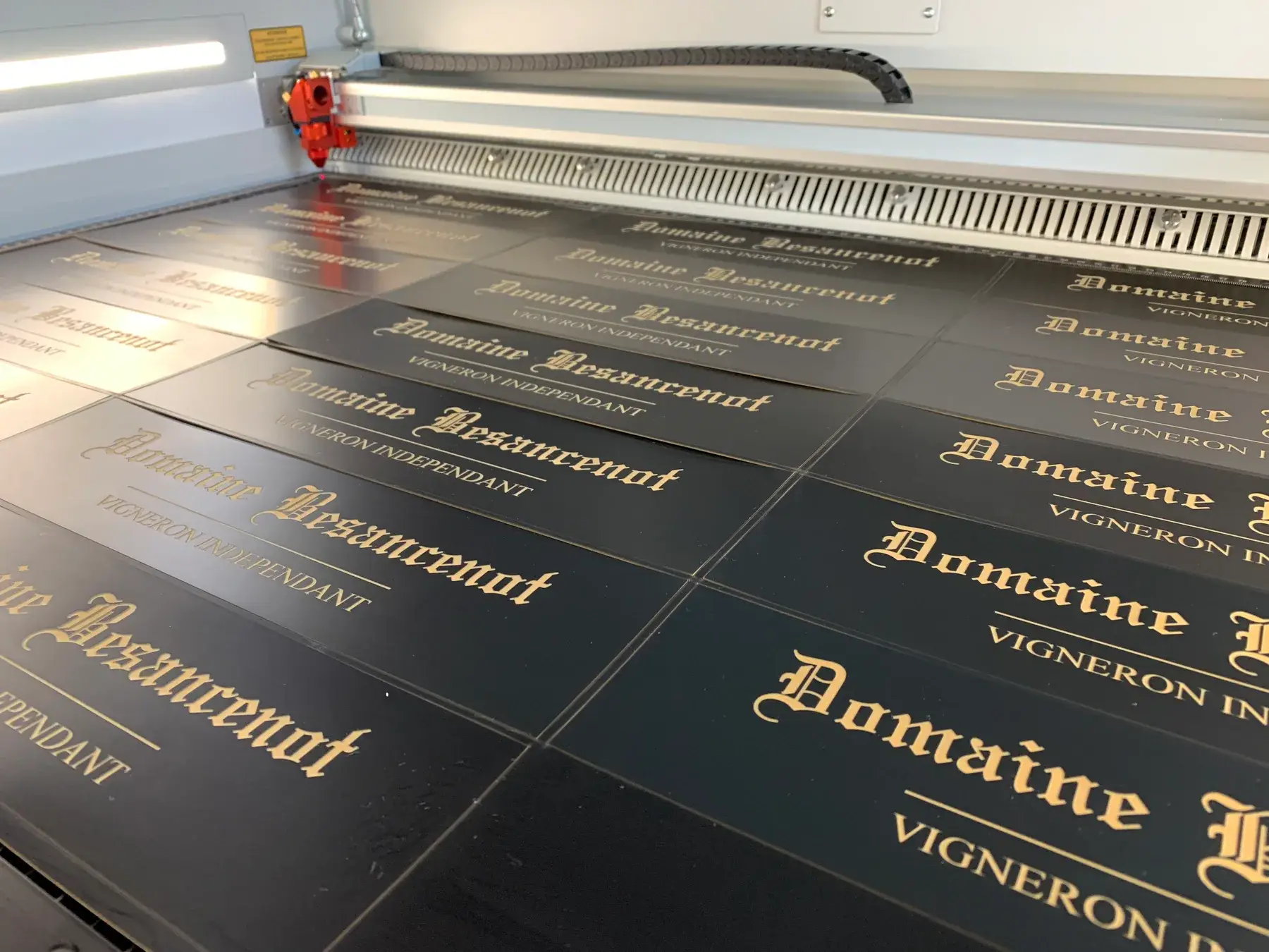 Plaques de domaine viticole gravées en série dans la machine laser
