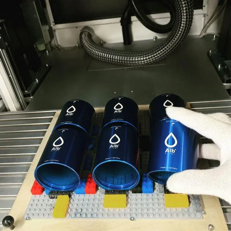 Filtres en aluminium anodisé marqués au laser en série