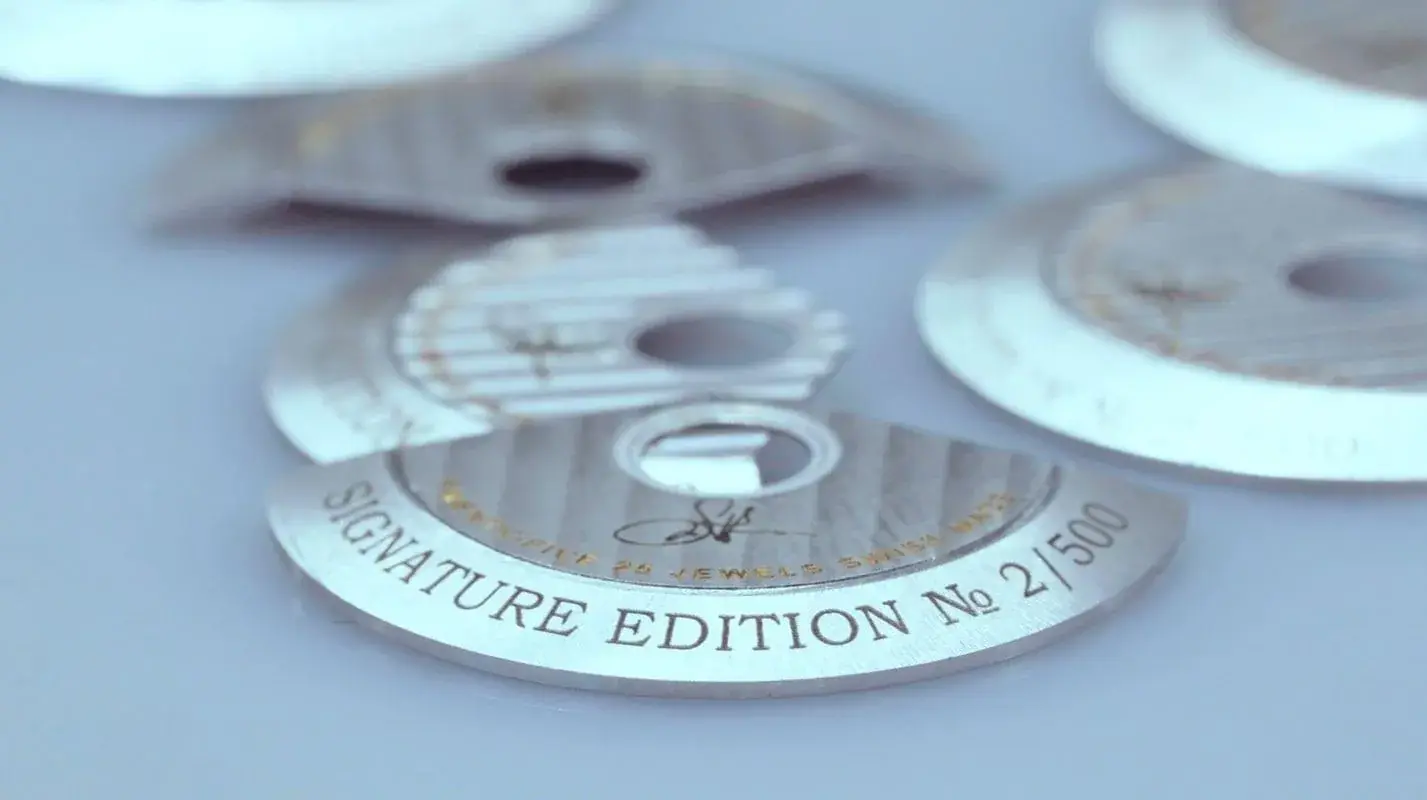 Pièce horlogère métallique gravée avec un numéro d’édition limitée