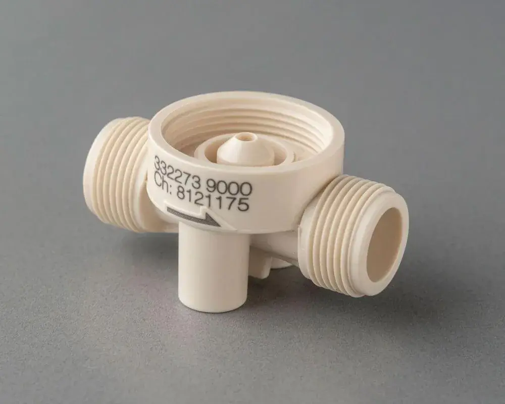 Composant plastique clair marqué avec une référence
