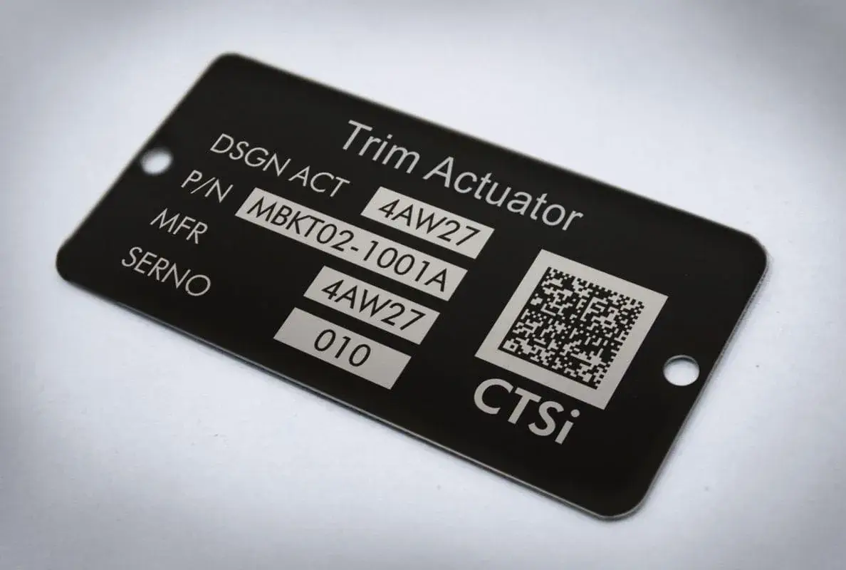 Plaque métallique noire marquée avec un QR code et des données variables