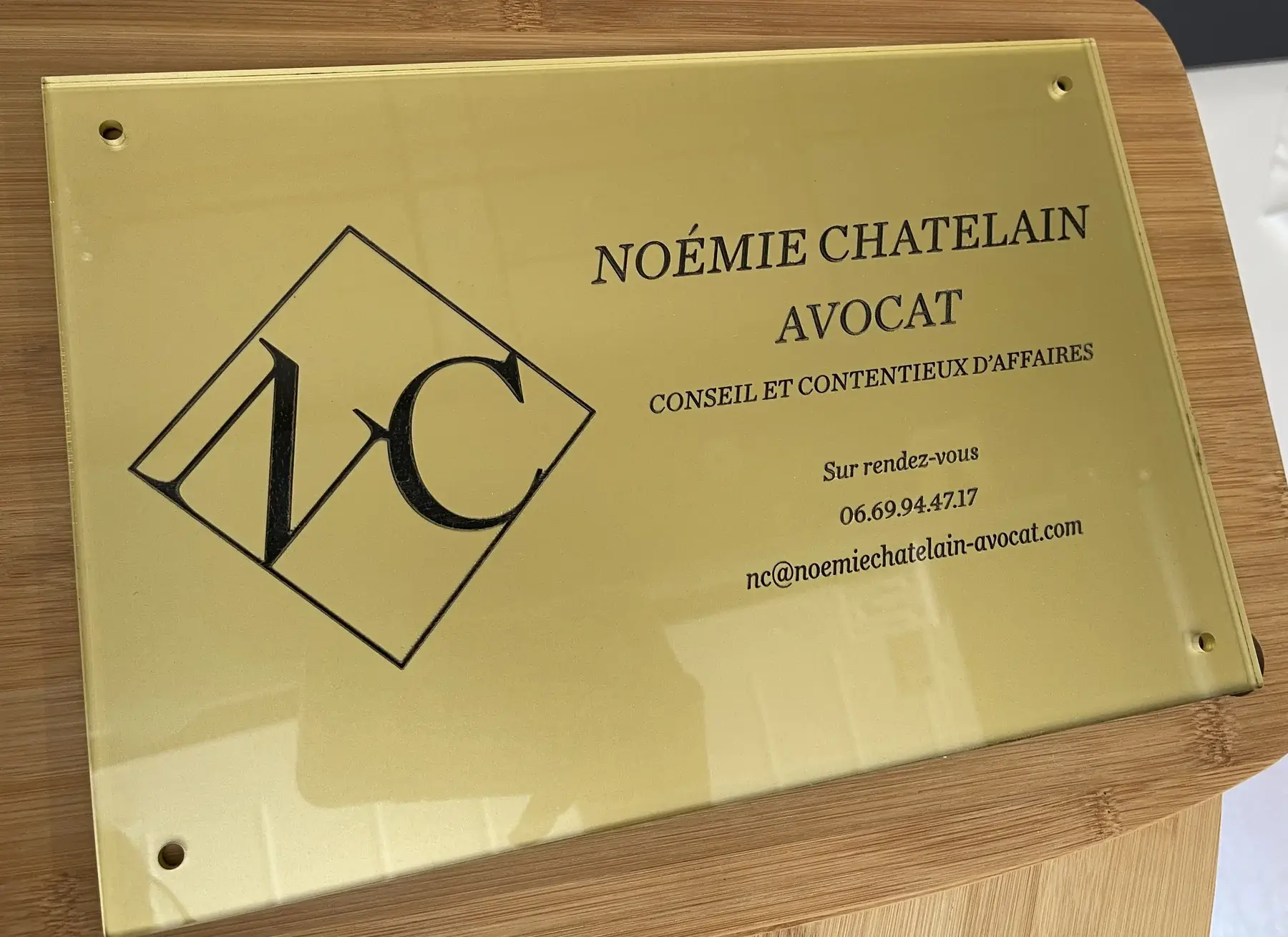 Plaque professionnelle dorée en plexiglass découpée et gravée pour un cabinet