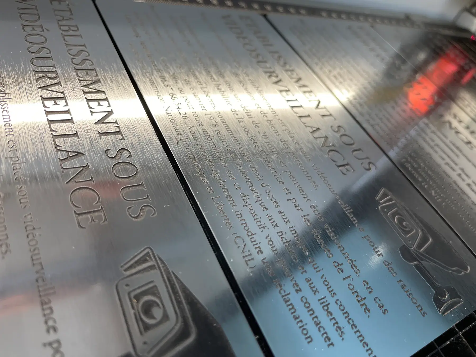 Plaques métalliques gravées au laser avec des textes techniques détaillés