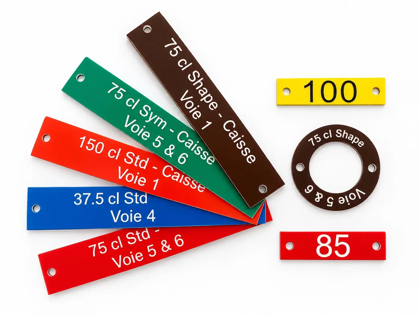 Plaques et jetons en plexiglass bicouche gravés de repères et de numéros, en cinq couleurs