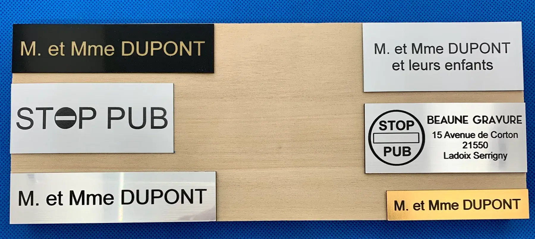 Ensemble de plaques de signalétique gravées présentées en plusieurs finitions