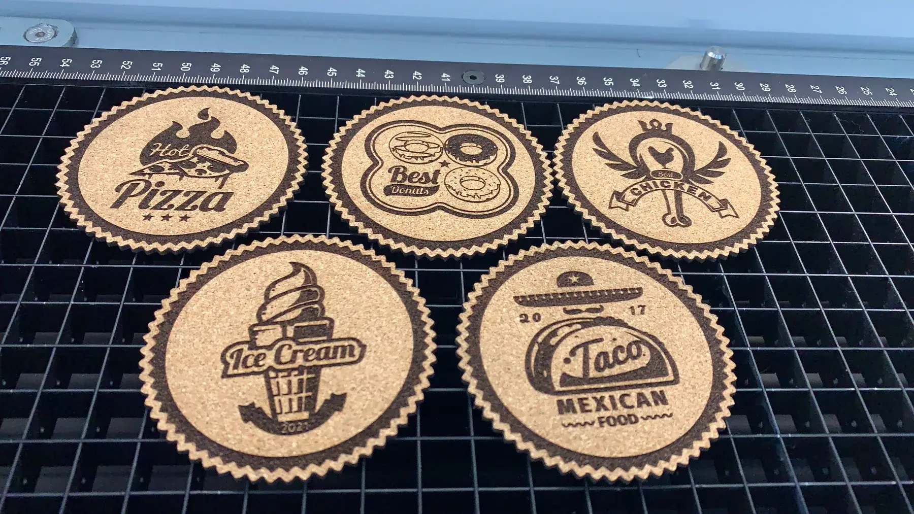 Sous-verres en liège gravés pour un établissement de restauration