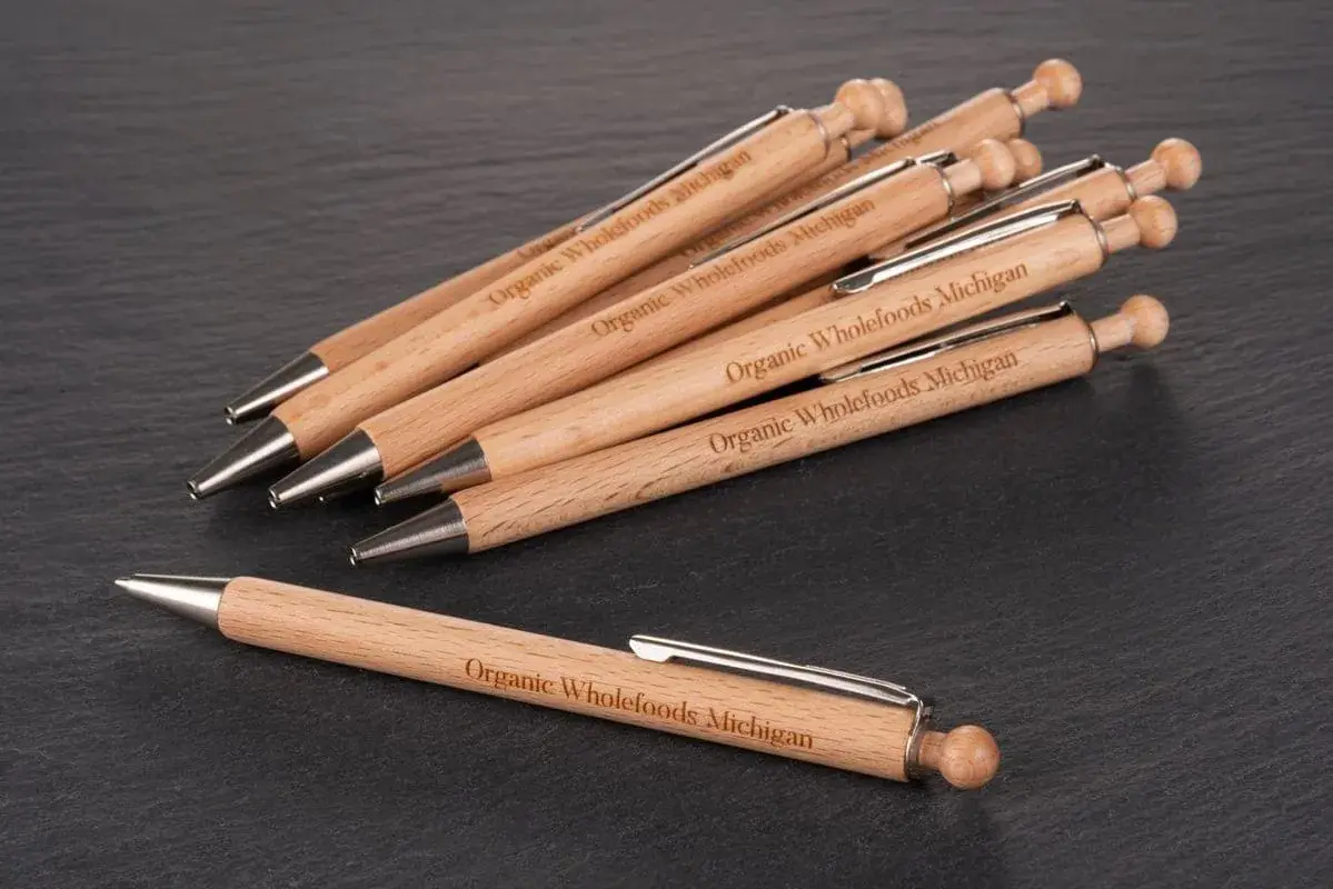 Stylos en bois gravés pour une entreprise