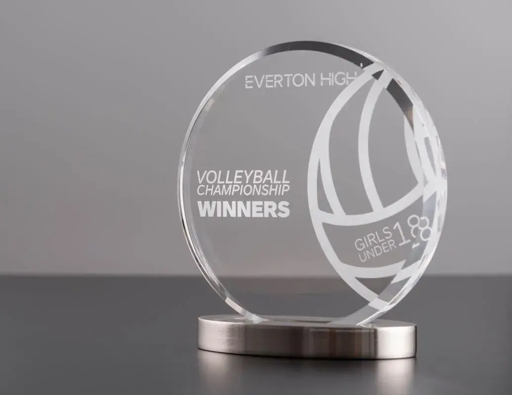 Trophée en verre gravé au laser avec un visuel sportif