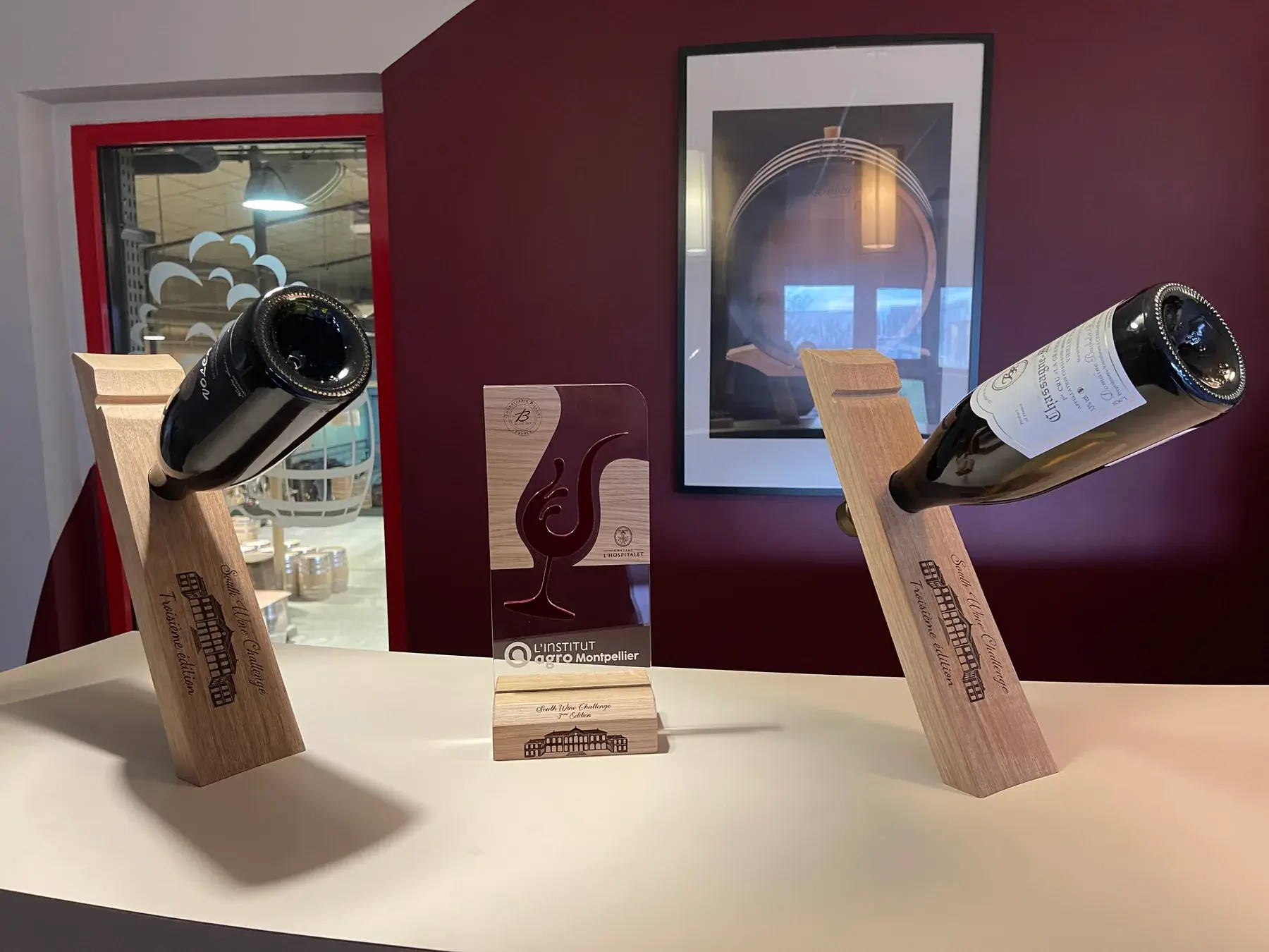Trophée viticole et supports de bouteilles personnalisés en bois et plexiglass