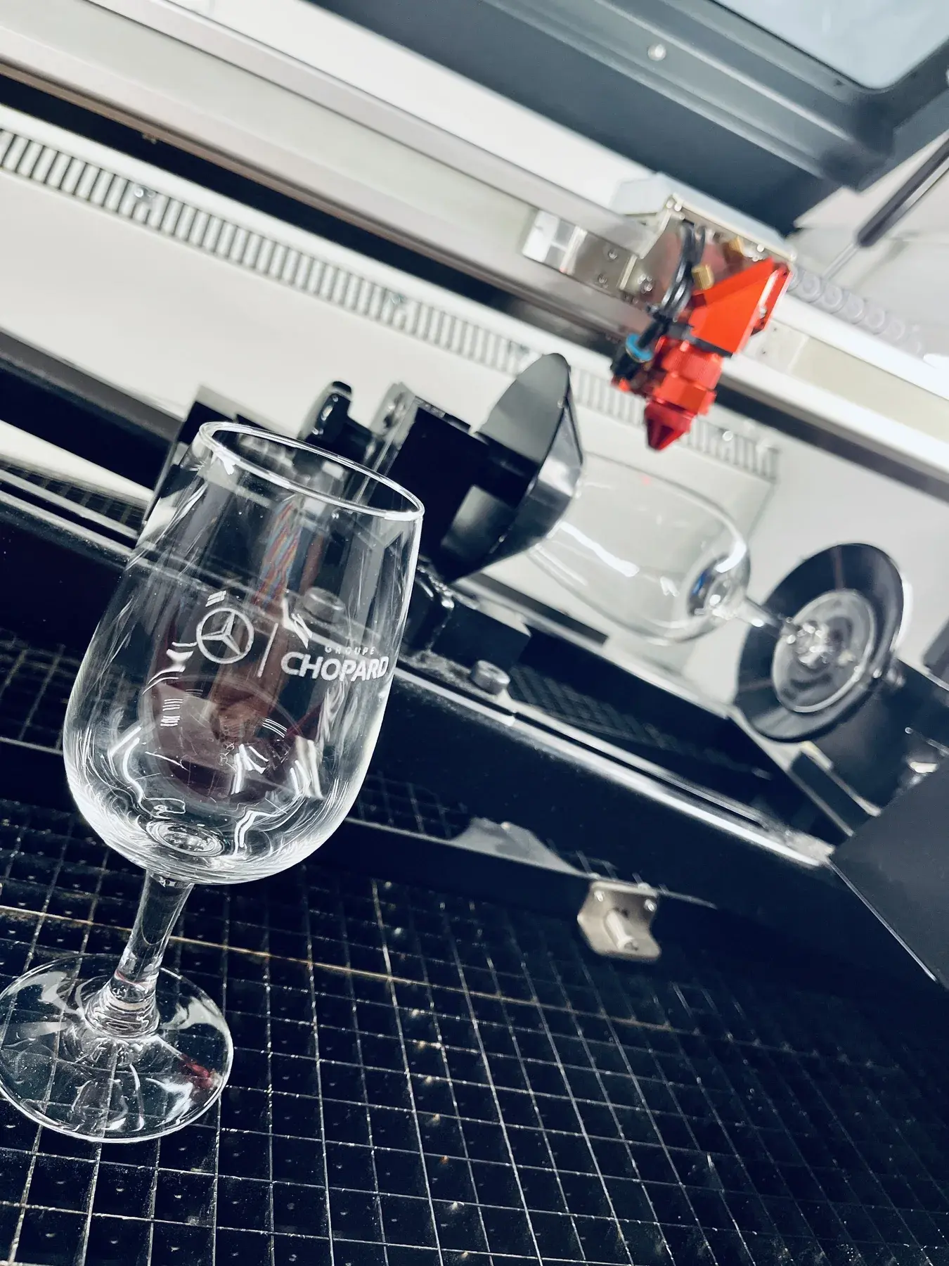 Verres et flûtes gravés — réalisation de l’atelier Beaune Gravure